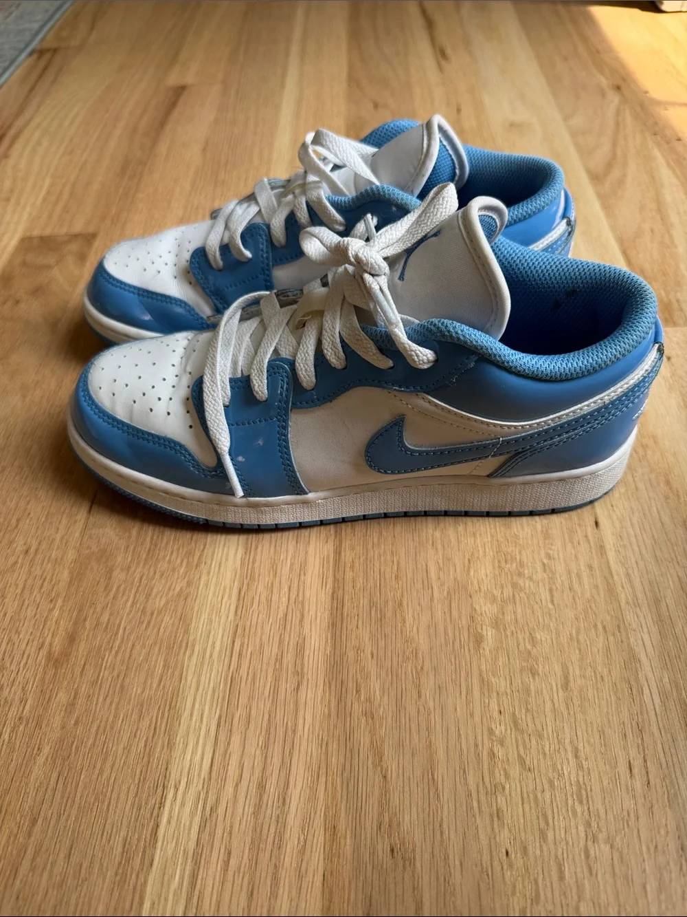 Nike Air Jordan Low-Top Sneakers in White and Light Blue patent leather